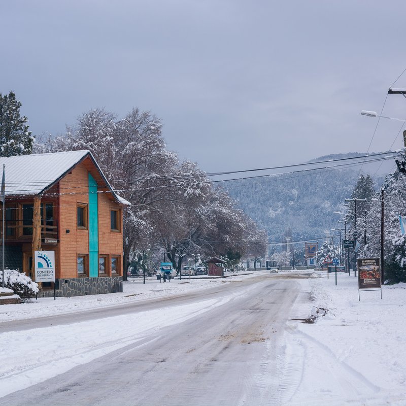 Nevada sobre una calle de Lago Puelo