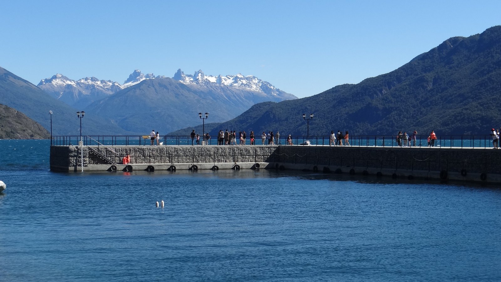 Muelle nuevo de Lago Puelo con vecinos caminando